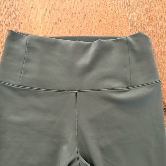Vuori Butter Soft Leggings in Sage Green - Picture 2 of 6